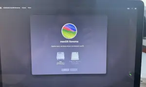 Ekran instalacji macOS Sonoma. Wybierz dysk, aby dowiedzieć się, jak sformatować MacBooka.