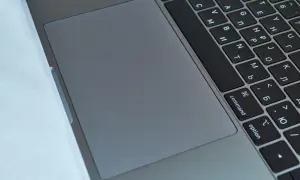 Klawiatura laptopa z szarym touchpadem. Klawisz "command" obok "option" czeka na naciśnięcie, by ctrl f co robić.