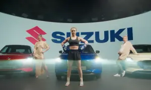 Trzy kobiety obok samochodów Suzuki. Jedna w złotej sukni, druga w stroju bokserskim, trzecia w ciąży. Swift język programowania inspiruje do dynamicznych zmian.