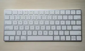 Klawiatura Apple. Skrót klawiszowy nowy folder: Command + Shift + N.