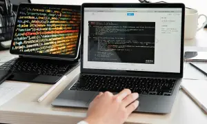 Programista pracuje nad kodem, który może być związany z ORM (Object-Relational Mapping).