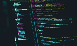 Kod źródłowy w języku JavaScript, pokazujący strukturę projektu i importy. Widoczny fragment kodu React z użyciem hooków i bibliotek.