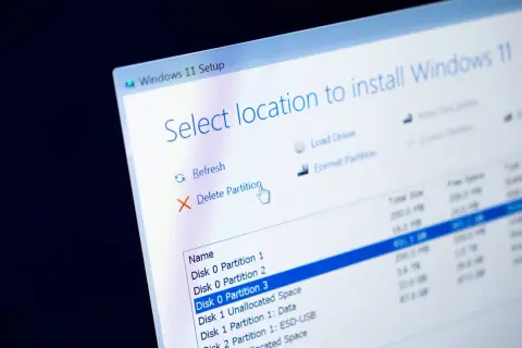 Instalator Windows 11 pokazuje partycje dysku. Zastanawiasz się, ile trwa formatowanie dysku? Tutaj możesz usunąć partycję.