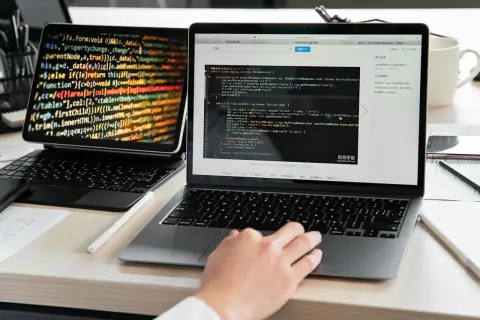 Programista pracuje nad kodem, który może być związany z ORM (Object-Relational Mapping).