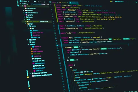 Kod źródłowy w języku JavaScript, pokazujący strukturę projektu i importy. Widoczny fragment kodu React z użyciem hooków i bibliotek.