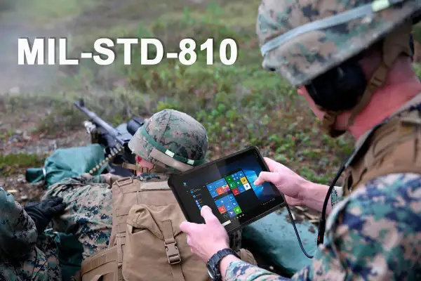 Żołnierze w terenie korzystają z tabletu spełniającego standard militarny MIL-STD-810H.