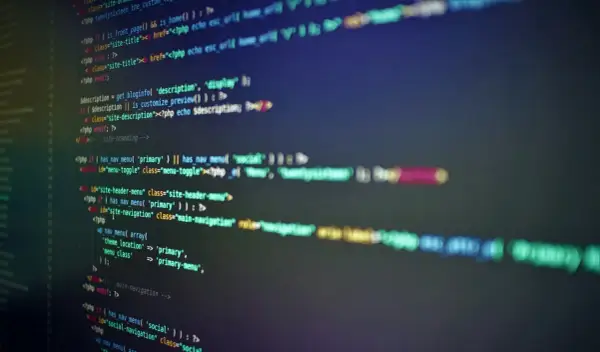 Kod w języku PHP, tworzący nawigację strony. Widać fragmenty kodu odpowiedzialne za menu i jego wyświetlanie.