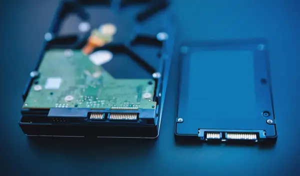 Dwa dyski: tradycyjny HDD i nowoczesny SSD, kluczowe elementy pamięci masowej komputera.