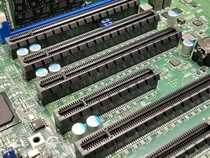 Złącza PCI Express 4.0 na płycie głównej, gotowe na szybkie karty graficzne i dyski SSD.